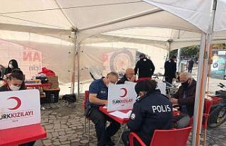 Polislerden Kızılay’a kan bağışı