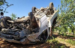 Rampa çıkan kamyonet takla attı: 3 yaralı