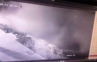 Refüje çarpan tır, tozu dumana katıp yan yattı