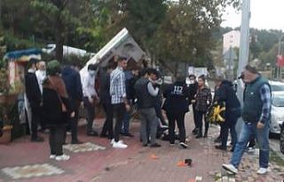 Reklam tabelası kaldırımda yürüyen kadının...