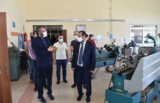 Rektör Akgül, Teknik Bilimler MYO atölyelerini...