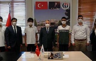 Rektör Prof. Dr. Özaydın kolej öğrencileriyle...