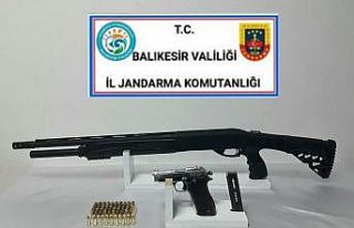 Ruhsatsız silahlar minderin arkasında bulundu