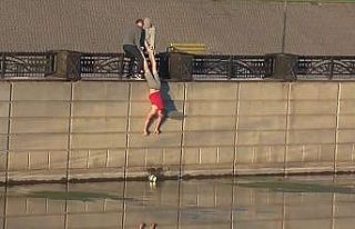 Rusya’da nehre düşen topu kurtarmak isteyen gençlerin...