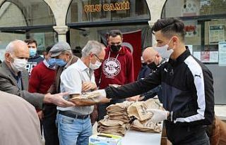 Safranbolu’da Cuma namazı çıkışı simit ve...