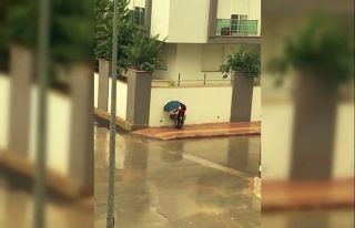 Sağanak yağmur altında iç ısıtan anlar