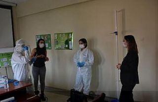 Sağlık çalışanlarını ziyaret etti