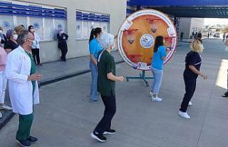 Sağlıkçılar basket atarak meme kanseri için farkındalık...