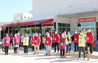 Sağlıkçılar yelek giyerek “maskeye” dikkat...
