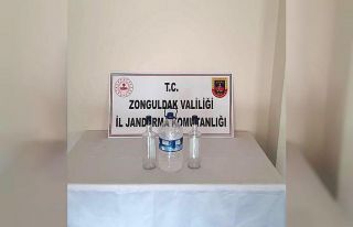 Sahte içki yaparken yakalandı, 2 litre içkiye el...