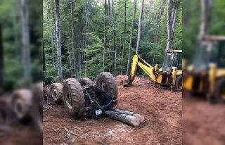 Sakarya’da ağaç yüklü traktör devrildi: 1 yaralı