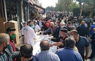 Sakarya’da bedava maske dağıtımı koronayı unutturdu
