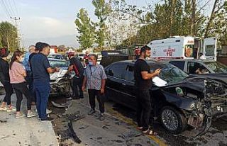 Sakarya’da iki araç kafa kafaya çarpıştı: 3...