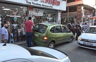 Samsun’da geri viteste pedalı takılan araç dükkana...