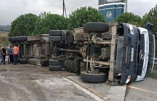Samsun’da katı atık transfer aracı tır devrildi:...