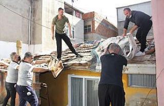 Samsun’da yaşlı kadının çatı onarımı için...