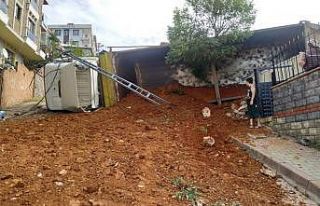 Sancaktepe’de kum boşaltan kamyon bir anda yola...