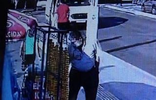 Saniyeler içinde çaldı, güvenlik kameralarına...