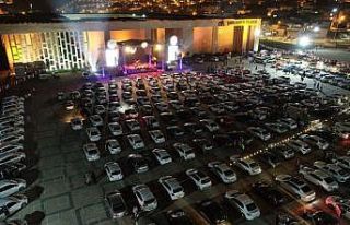 Şanlıurfa’da arabada müzik şöleni