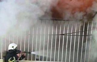 Şanlıurfa’da bir evde çıkan yangın eşyaları...
