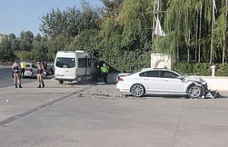 Şanlıurfa’da otomobil işçi servisine çarptı:...