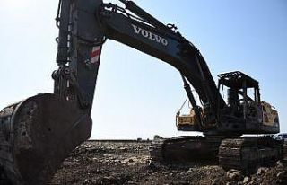 Şanlıurfa’da yol çalışması yapan iş makineleri...