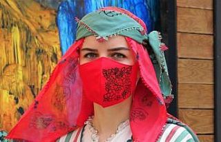 Saray kıyafetleri maskeli defilede tanıtıldı