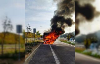 Sarıyer’de seyir halindeki kamyonet alev topuna...