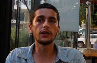 Şehirlerarası otobüs şoförünün bir elinde telefon,...