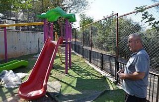 Şehit babası okul bahçesindeki oyun alanlarını...