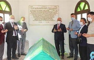 Şehit Müftü Mehmet Nuri Efendi kabri başında...