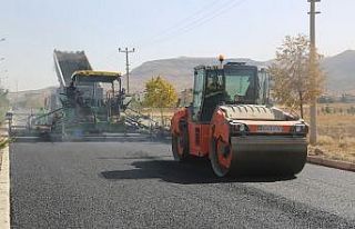 Şehit Ömer Mavi Caddesi’nde sıcak asfalt çalışmaları...