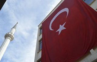 Şehrin dört bir yanı bayraklarla donatıldı