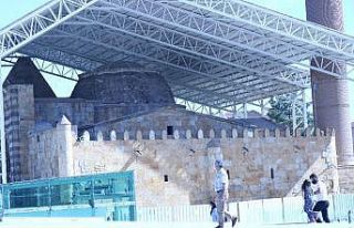 Şehrin simgesi Cacabey Medresesinde üst örtü yapımı...