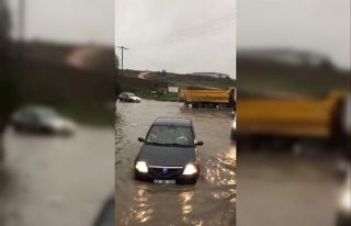 Sel suyuna kapılan araçlar böyle sürüklendi