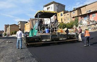 Şemdinli’de sıcak asfalt çalışması