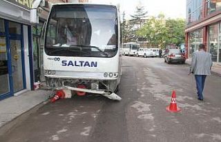 Servis midibüsü araçlara çarptı: 3 yaralı