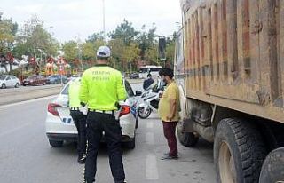 Seyir halindeki motosiklet devrildi