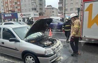 Seyir halindeki otomobil alev aldı