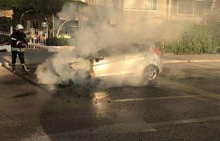 Seyir halindeki otomobil alev alev yandı