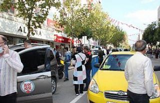 Şiddetli deprem Manisalıları sokağa döktü