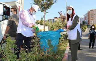 Siirt Valisi Hacıbektaşoğlu, eşiyle birlikte eldivenlerini...