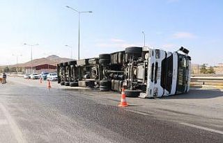 Sivas’ta tır devrildi: 1 yaralı