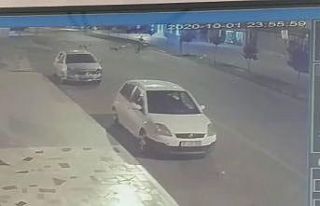 Sokak köpeklerinden kaçarken başını çarpıp...