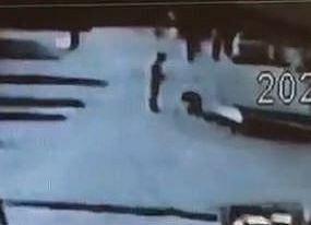 Sokak ortasında kavga ettiği engelliyi şah damarından...