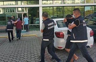 Sokak satıcılarına uyuşturucu operasyonda 4 kişi...