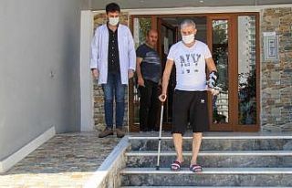 Sol tarafını kullanamayan İsa Can, evde fizik tedaviyle...