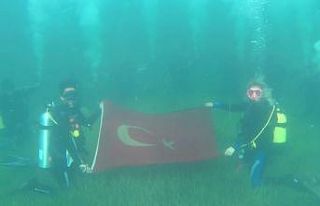 Su altında Cumhuriyet’i kutladılar