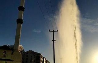 Su borusu patladı, tazyikli su cami minaresini aştı
