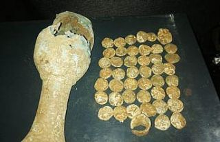 Su hattı kazısında bir küp sikke bulundu